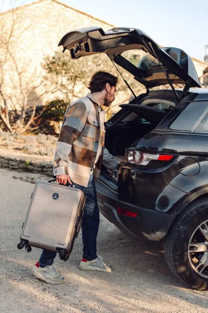 Accueil des locataires dans une maison provençale, service chaleureux et professionnel.