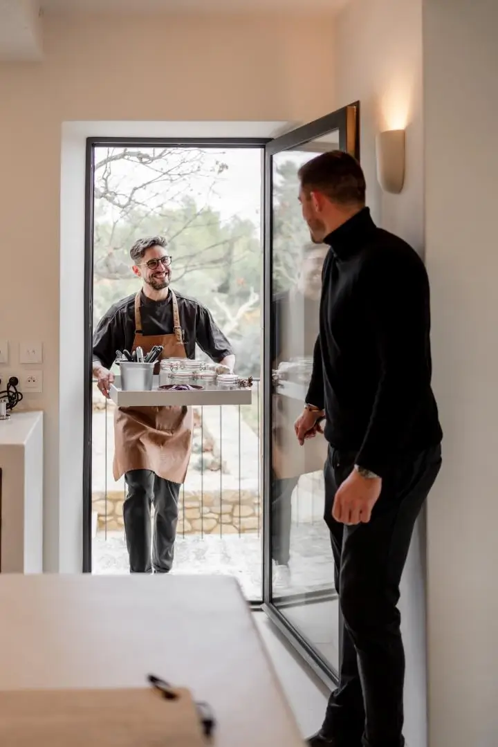 Artisan livrant un service personnalisé dans une maison en Provence – Conciergerie Pirotte, rigueur et confiance locale.