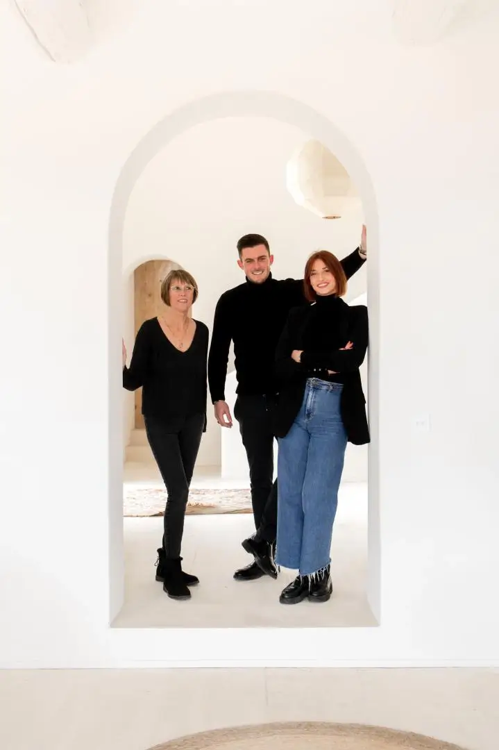 Équipe familiale de la Conciergerie Pirotte, unie par l’exigence et l’amour de la Provence.