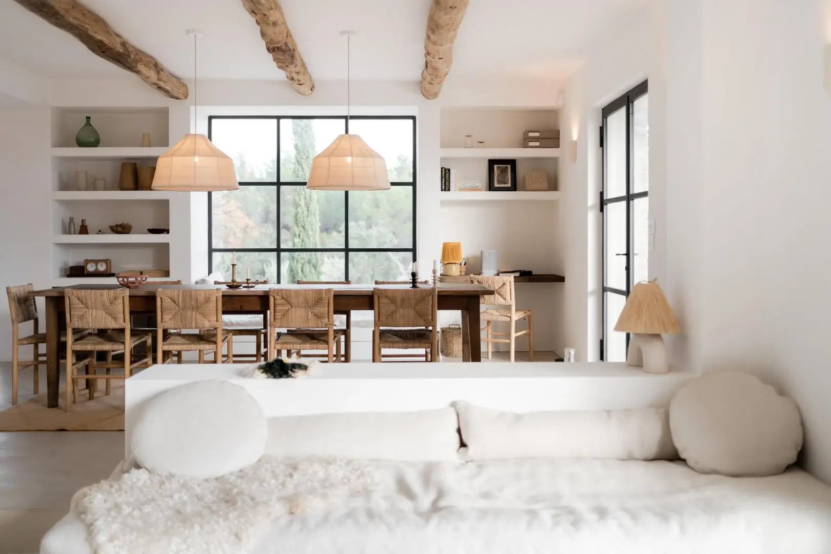 Salon lumineux d’une propriété en Provence entretenue par la Conciergerie Pirotte – élégance et confort discret.