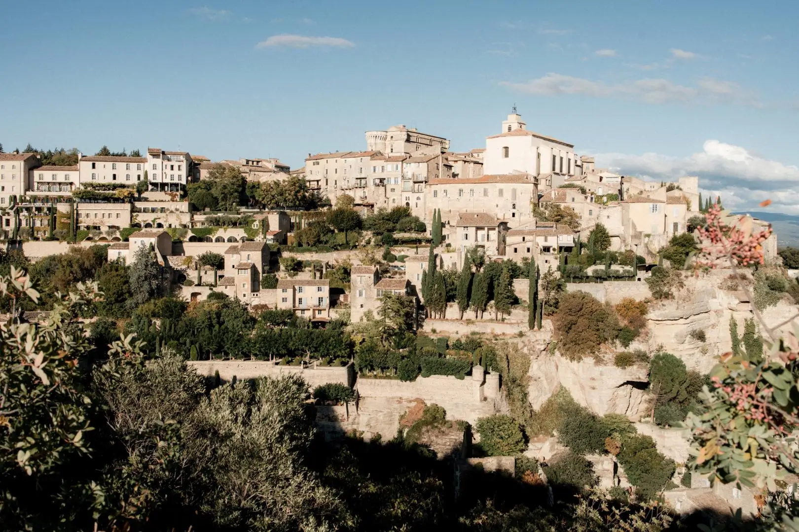 Vue du village de Gordes dans le Luberon, cœur du territoire de la Conciergerie Pirotte.