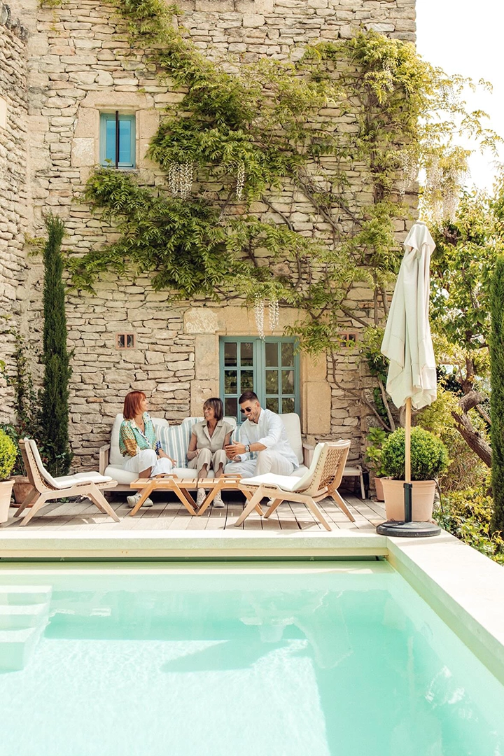 Terrasse et piscine préparées pour un séjour dans une maison en Provence.