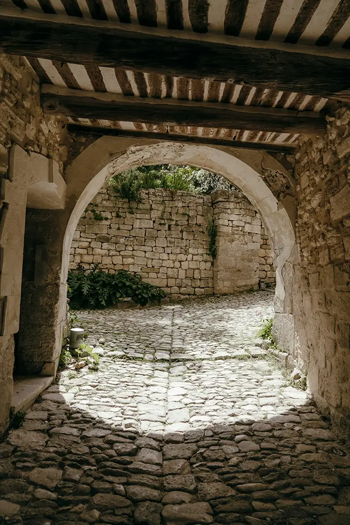 Ruelle en pierre en Provence, dans le sud de la France.