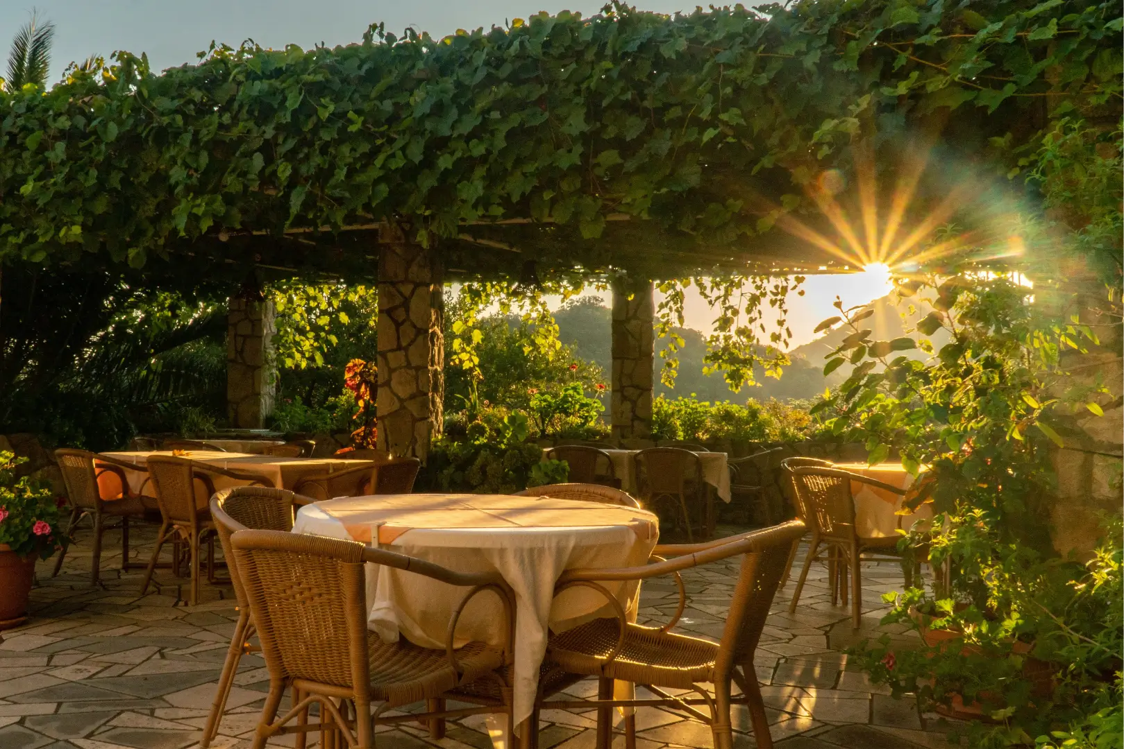 terrasse de restaurant dans le Luberon avec vue et coucher de soleil
