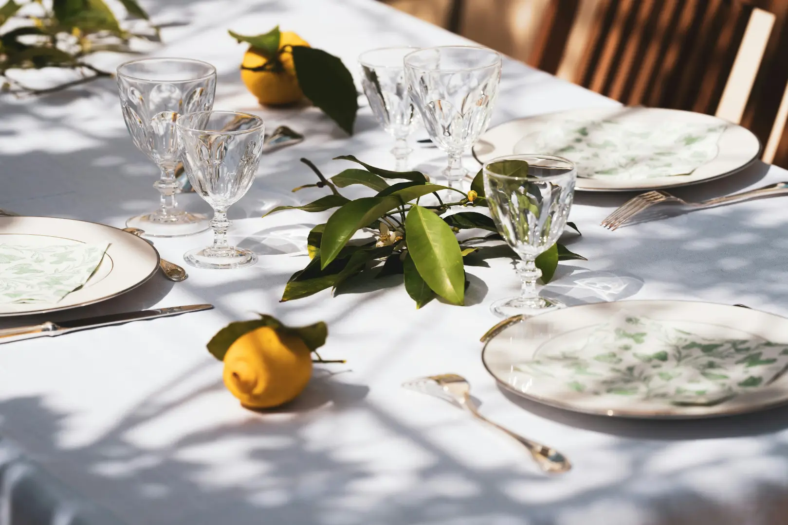 table dressée dans un restaurant en Provence avec citron et verres