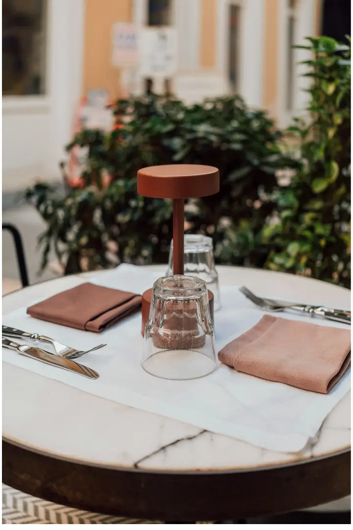 Table de restaurant en extérieur