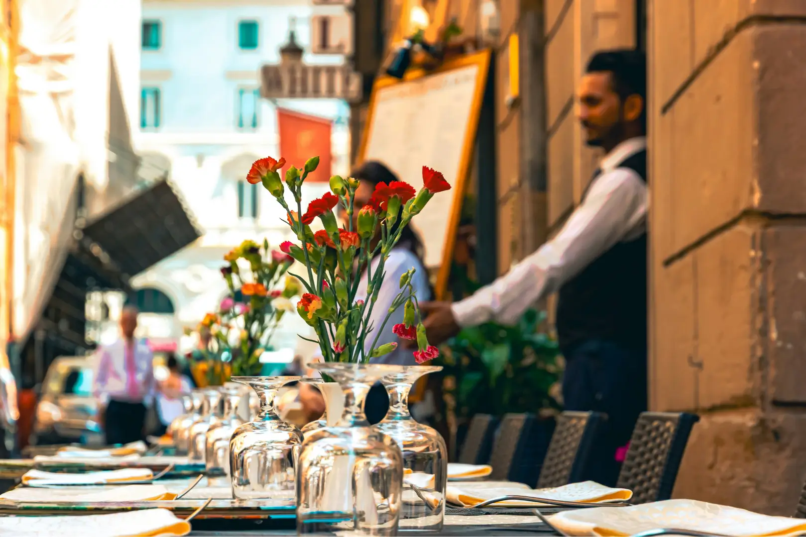 Terrasse animée d’un restaurant provençal dans une rue de village du Luberon