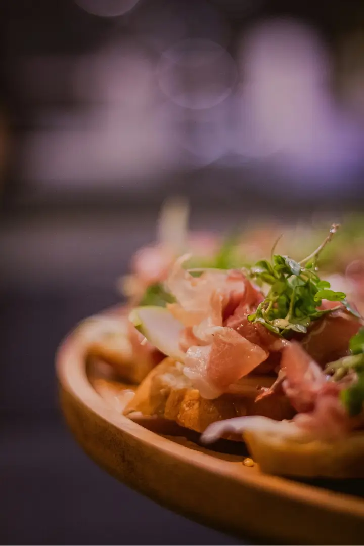 Petites assiettes et cuisine de partage dans un restaurant du Luberon