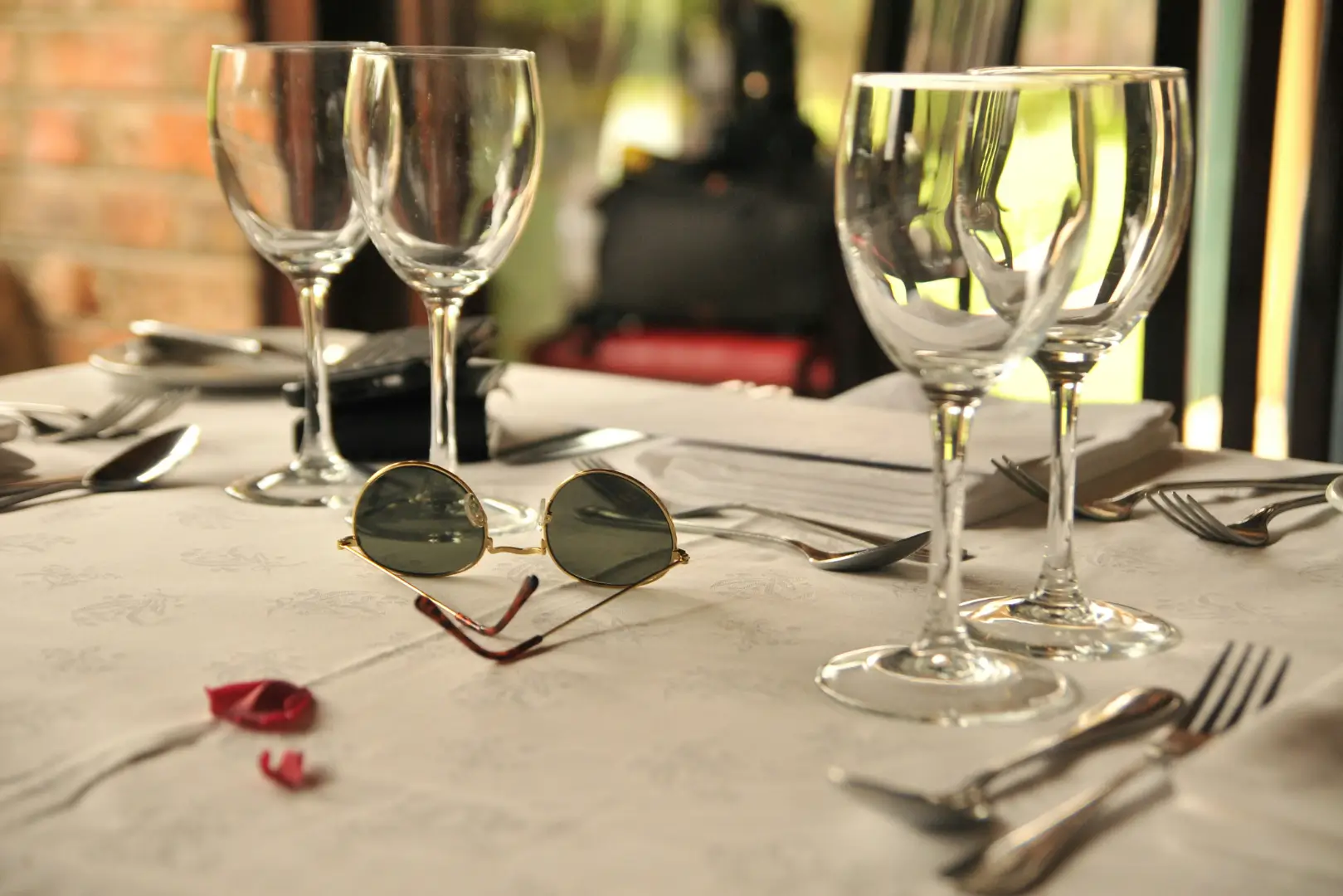 Table préparée dans un restaurant du Luberon avant un déjeuner en terrasse