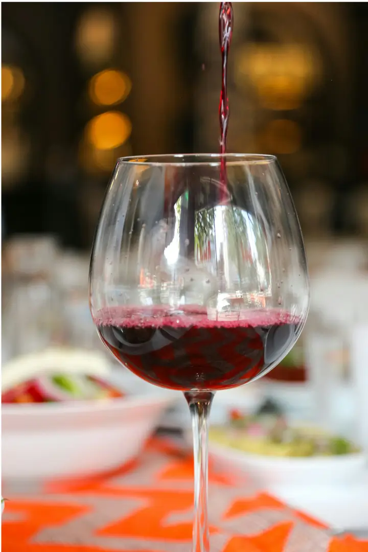 Vin rouge servi à table dans un restaurant du Luberon lors d’un dîner en Provence
