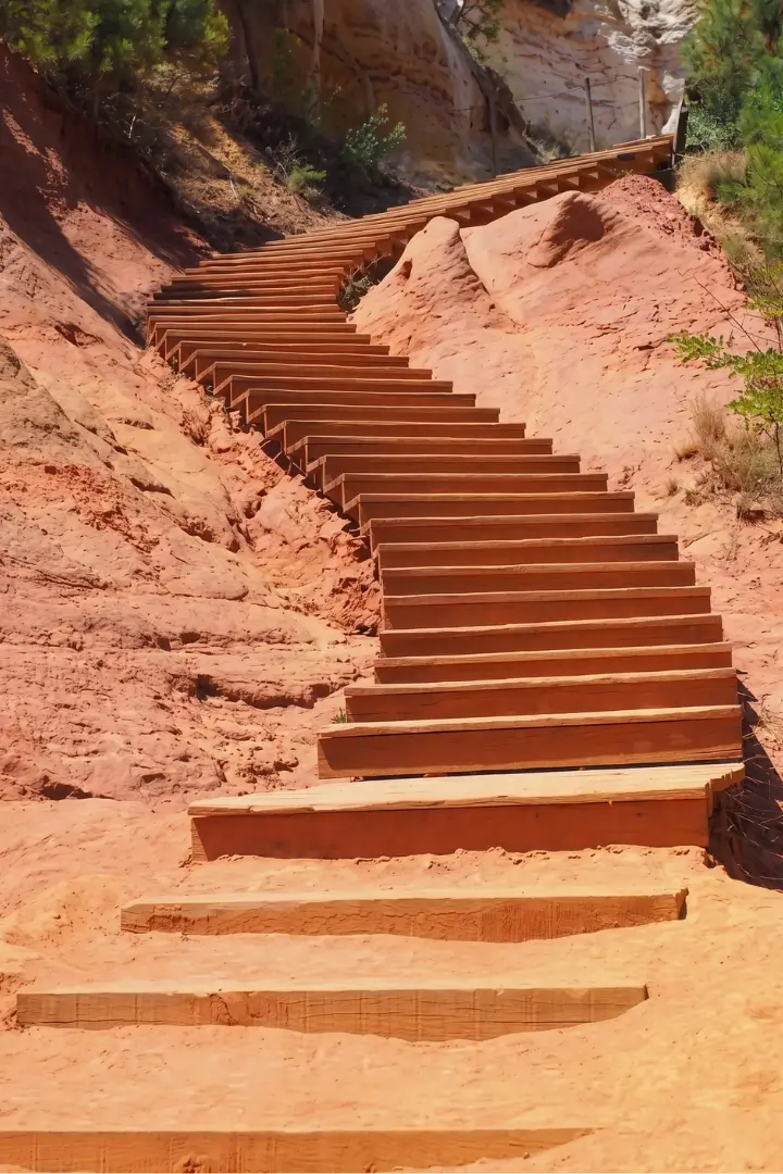 Escalier creusé dans l'ocre sur le Sentier des Ocres à Roussillon, dans le Luberon