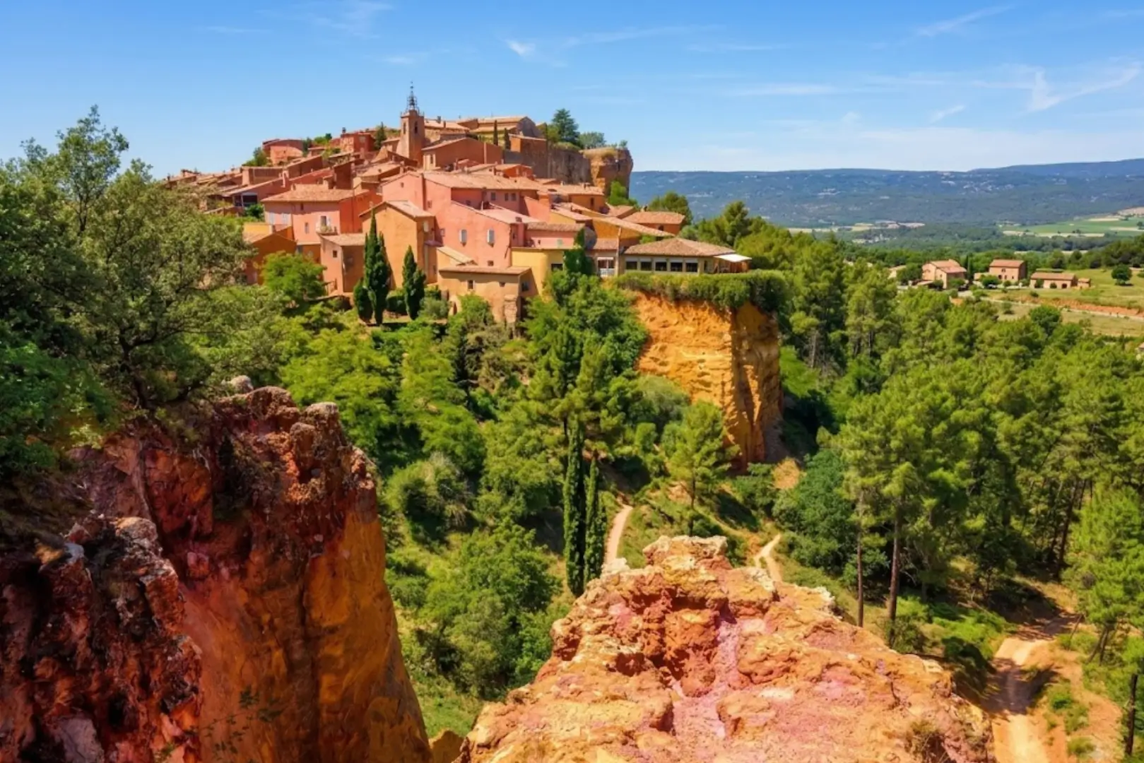 Le village de Roussillon, perché sur son éperon d'ocre, versant nord du Luberon